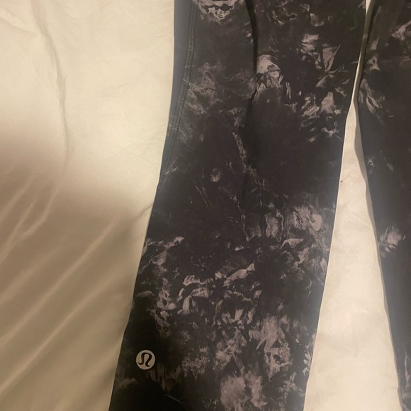 Black lululemon wonder under leggings size 6 - Picture 3 of 5